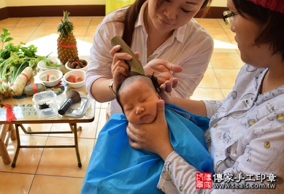 徐寶寶(桃園龍潭區到府嬰兒寶寶滿月剃頭理髮、免費到府嬰兒剃胎毛儀式吉祥話)。到府剃頭剃胎毛主持、專業拍照、DVD光碟、證書。★購買「臍帶章、肚臍章、胎毛筆刷印章」贈送：剃頭、收涎、抓周，三選一。2015.10.24 照片19